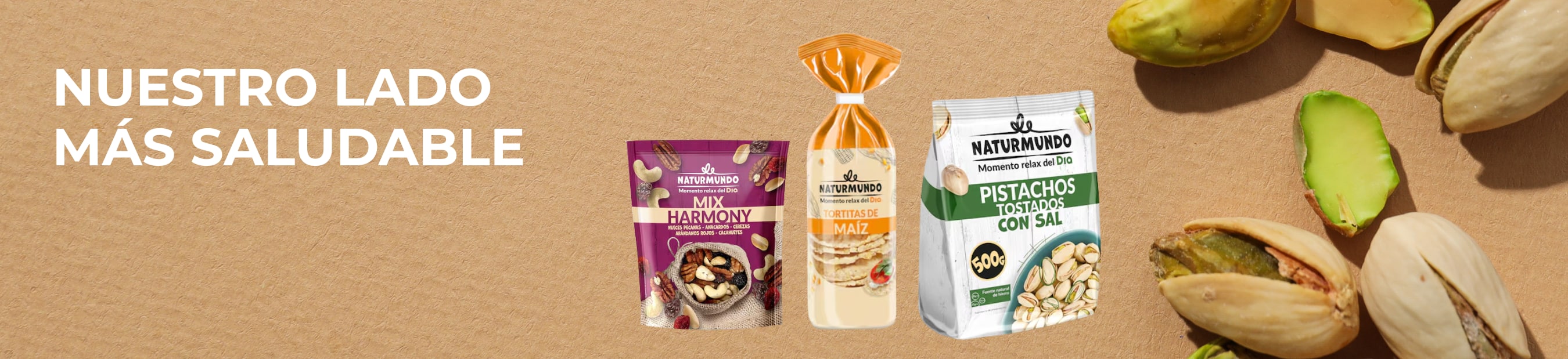 Banner de la gama Naturmundo de Dia, con texto 'NUESTRA LADO MÁS SALUDABLE' sobre fondo de cartón kraft. Muestra productos como el Mix Harmony, Tortitas de Maíz y Pistachos Tostados (500g). Opciones saludables para cuidarse cada día.